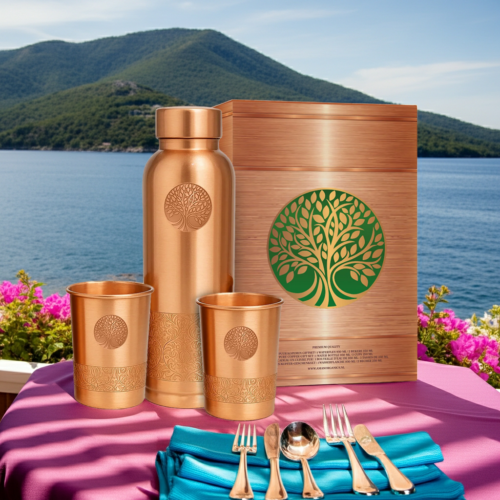 Detailweergave koperen drinkbekers en waterfles cadeauset